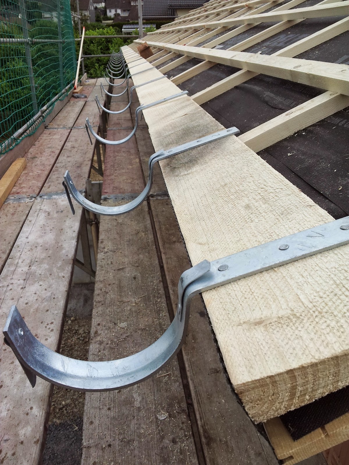 Étapes de l’installation d’une gouttière. Étapes de l’installation d’une gouttière.